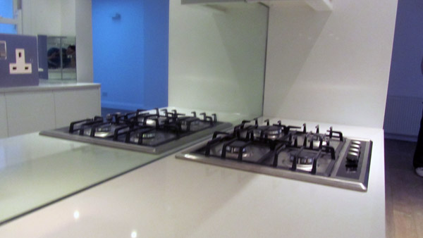 Quartz Kitchens Worktops London Notting Hill with Glass Mirror Splashback