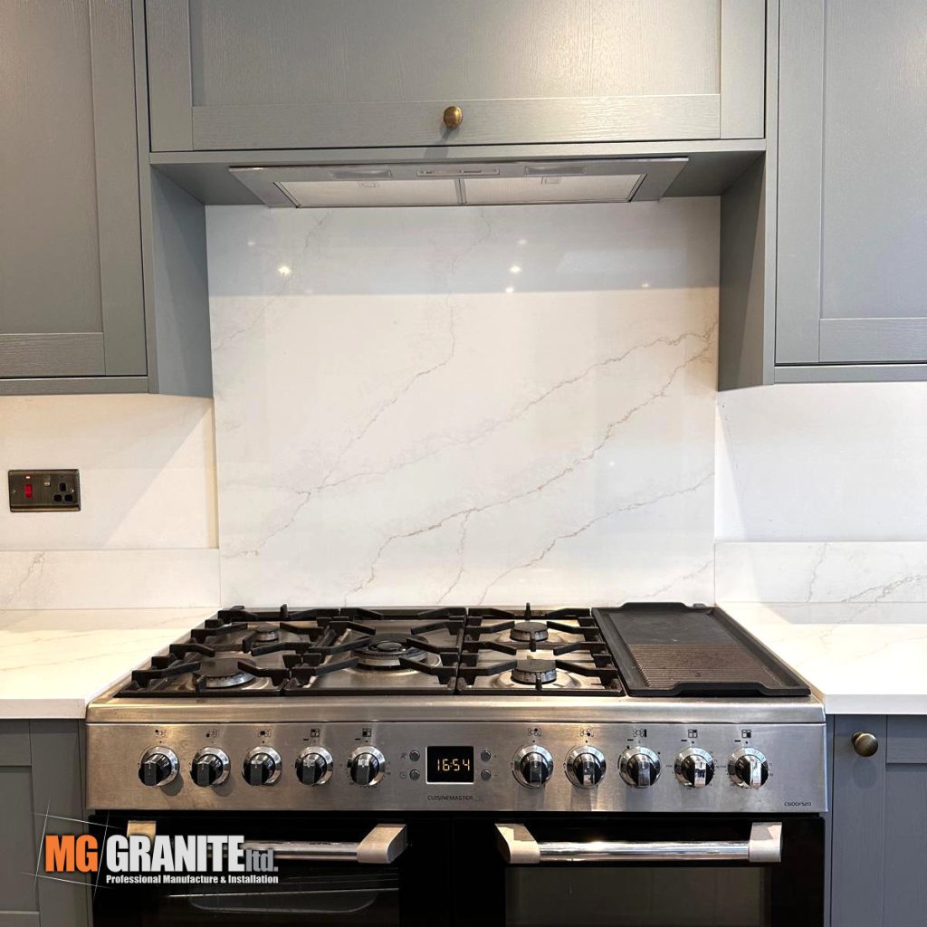 calacatta qold quartz worktop kitchen with splashback