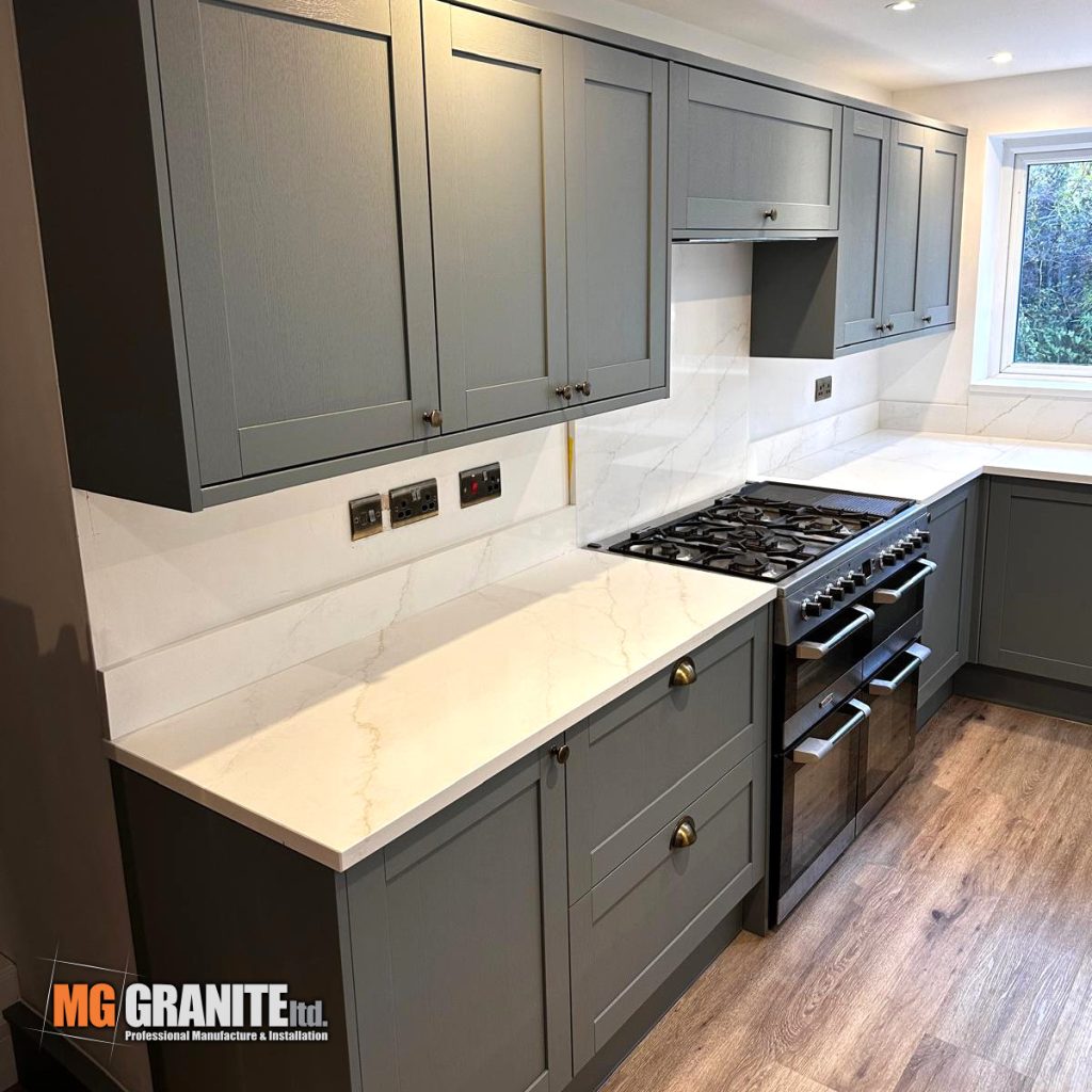 calacatta qold quartz worktop kitchen with hob cut out